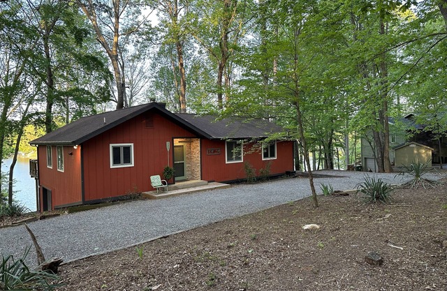 Haus am See mit Zugang zum Strand und zum Boot.