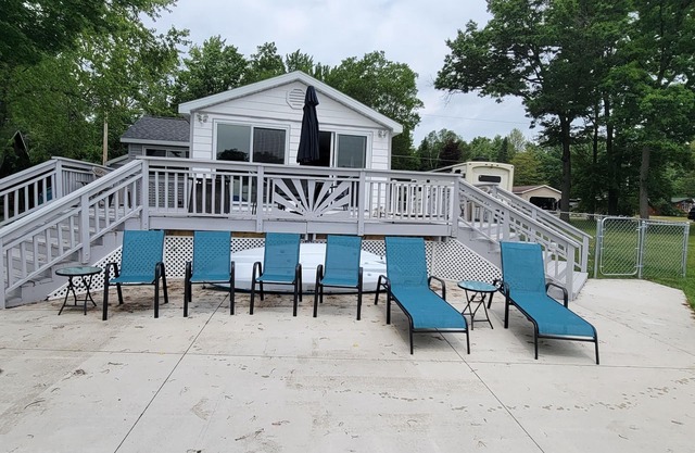 Newly Renovated, Lakefront, Dog Friendly Cottage, Sand Lake, Harrison
