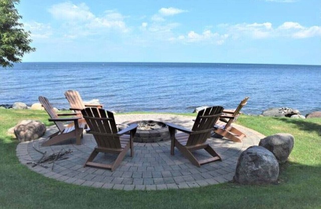 Cozy lakefront Izatys townhome with incredible views.