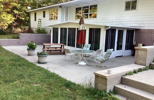 Newly renovated, large home, private, wooded area, beautiful river, pet friendly