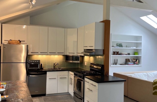 Newly renovated light filled Springs home, walking distance to bay beach
