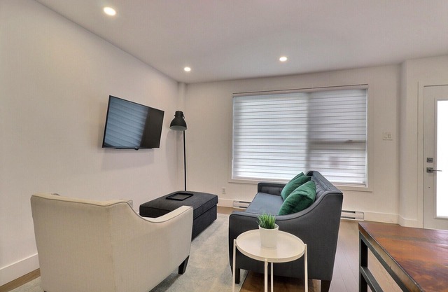 Newly renovated luminous open plan condo，near downtown,metro station