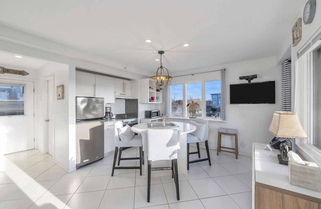 Newly Renovated Luxe 1BR+Bunkbed & Private Deck