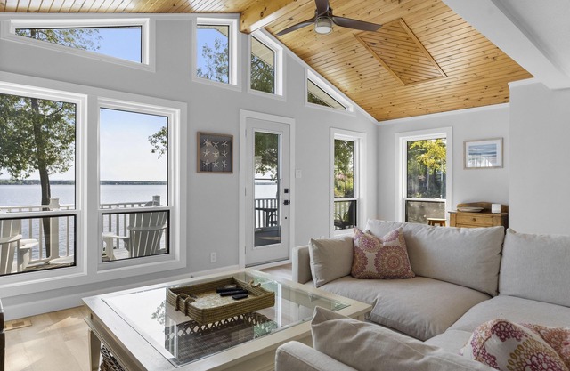 Newly renovated luxury cottage right on water with private beach