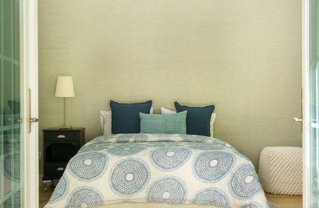 Newly renovated modern cottage, 5 minutes from town, beaches, and trailheads.