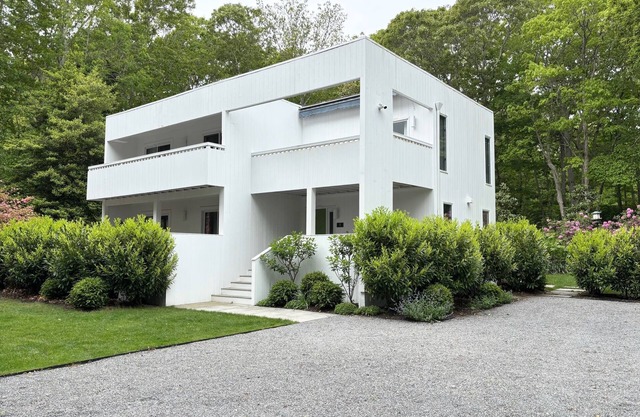 Newly renovated Modern East Hampton Home / Pets welcome