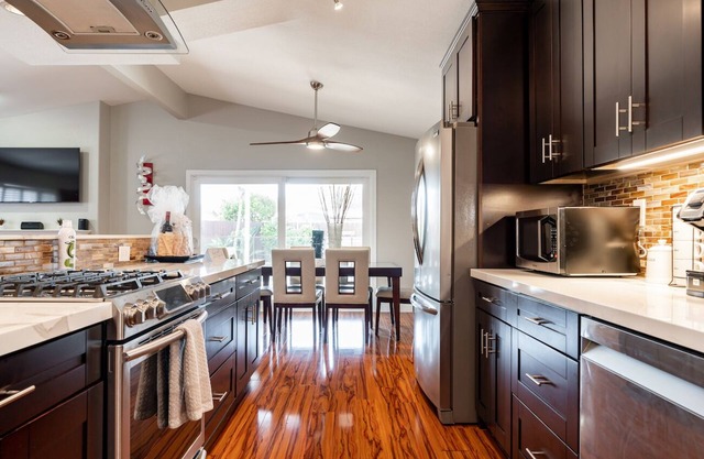 Newly Renovated Modern Home w/ Pool, Jacuzzi, Pool Table - Close to All