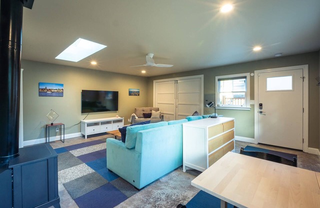 Newly renovated modern guest house in lovely neighborhood!