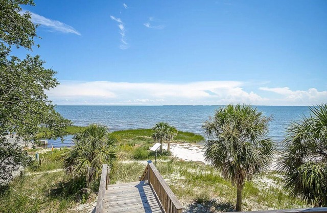 Newly Renovated!- Nauti Flamingo 2br/2ba Bay-Front Home