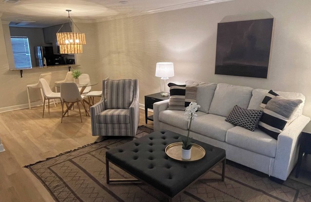 Newly renovated!! Oxford Condo - Old Taylor Place - Walk to Square and Campus