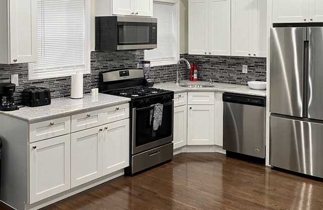 NEWLY RENOVATED PEACEFUL SPACE. 15MINS FROM EWR.