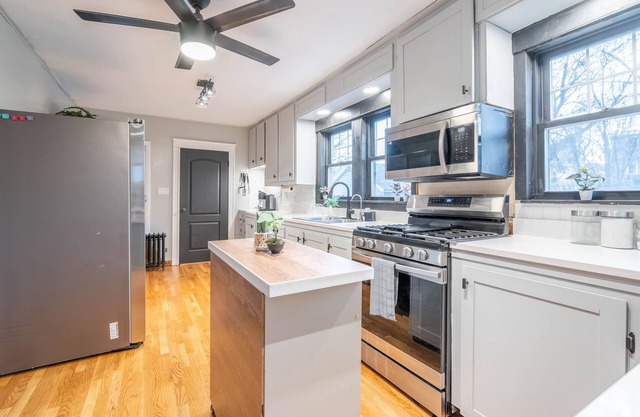 Newly Renovated! Pet-Friendly 2-bedroom Worcester MA Bungalow Ranch Home