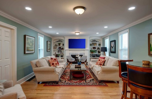 Newly renovated pet friendly 5-bedroom property! Walk to village!