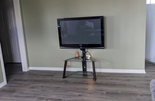 Newly renovated, private, upstairs 2 bedroom apartment