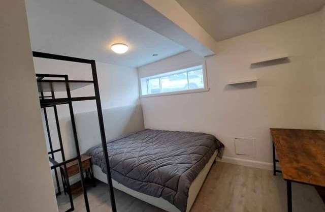 Newly Renovated Room in Shared House Near Downtown Montreal and Metro Station!