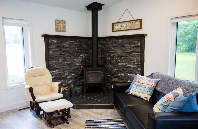 Newly Renovated, Rustic/Modern Cabin! Five Min. Walk From The Beach