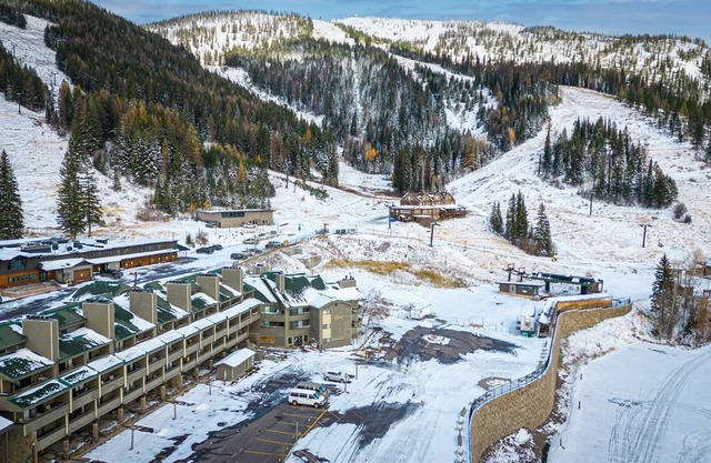 Newly Renovated Ski-In/Ski-Out Studio with Parking in Village