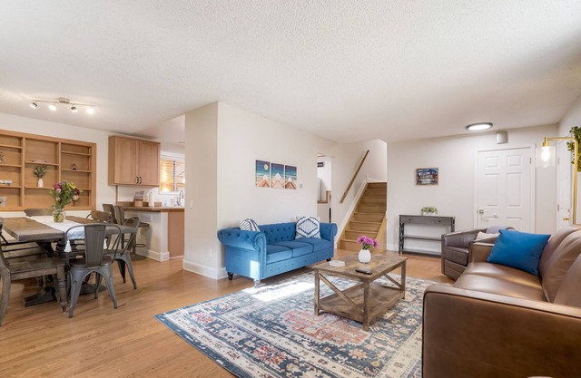 Newly Renovated-Spacious-20min to Den& Boulder-HotTub/Game Room/Basketball Court