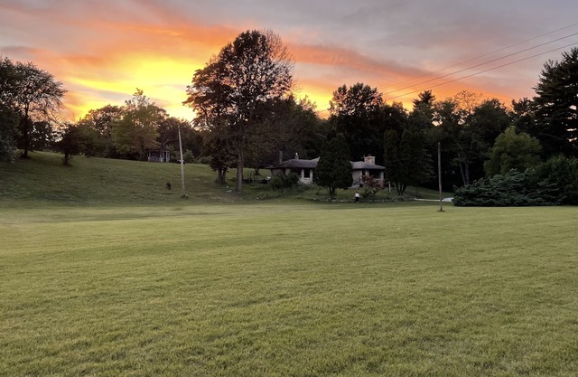 Newly renovated spacious private farmhouse 5 min from lake.