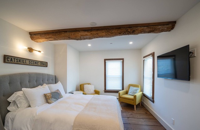Newly renovated studio close to skiing, hiking, shopping & more!