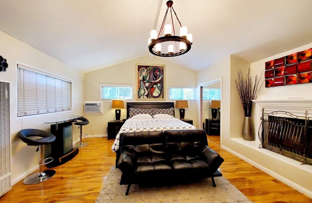 Newly Renovated Stylish Guest Suite with Exterior Entrance