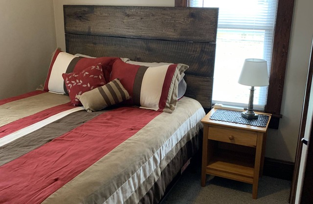 Neu renovierte Suite (Queen) in der Nähe der Innenstadt von Salem Indiana & Quiet Nachbarschaft