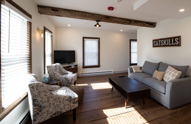 Newly renovated suite close to skiing, hiking, restaurants & more!