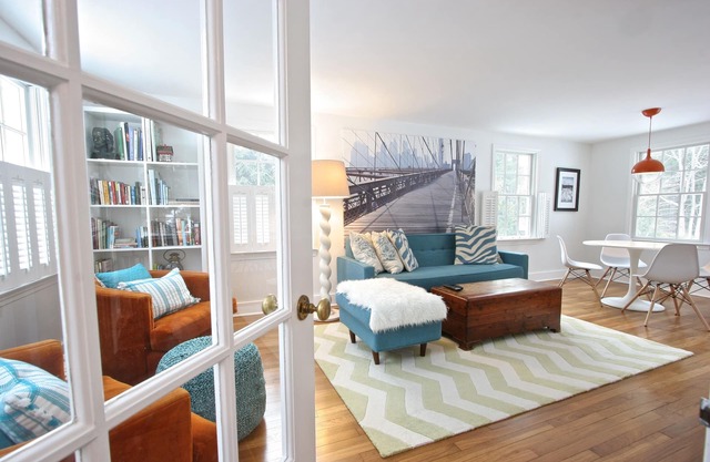 Neu renovierte drei Schlafzimmern HAUS in Lenox mit modernem Innendesign.