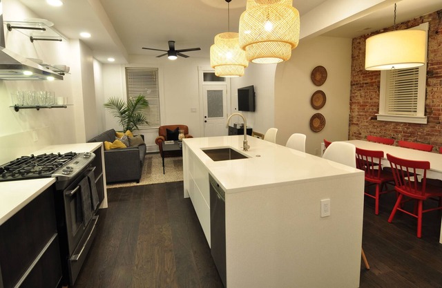 Neu renoviertes Tower Grove Apartment mit 2 Schlafzimmern und 2 Bädern