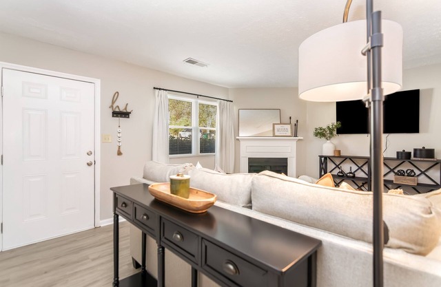 Newly renovated townhome/walking distance to DT