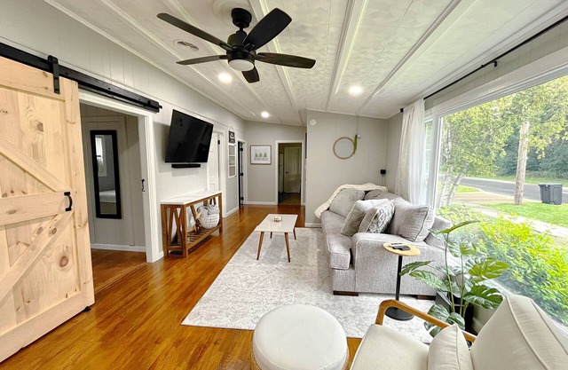 Newly Renovated Bright & Cozy Retreat