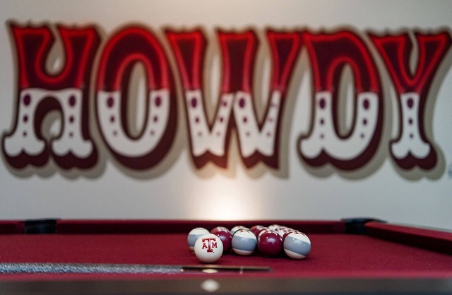 Newly renovated home w/ hand-painted "HOWDY" mural, game/bunk room & pool table