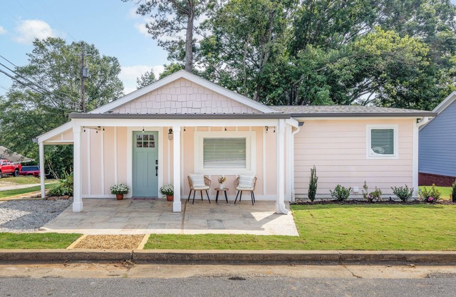 Newly renovated 2 bedroom / 2 bath home in downtown Flowery Branch!