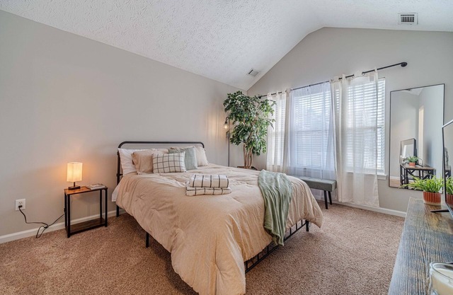 Newly Renovated Cozy Townhome near Lake Lanier/ 2 Bed, 2.5 Baths Flowery Branch