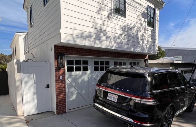 Newly Renovated Contemporary Beach Oasis- Only 7 blocks to the beach!