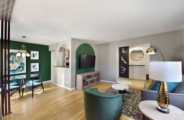 Newly Renovated, modern, cozy home -15 mins away from the airport