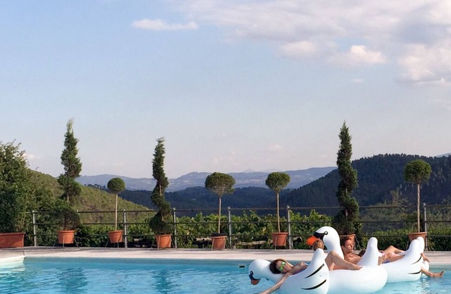 Neu renovierte toskanische Villa mit privatem Pool und Tennis. Atemberaubende Aussichten.
