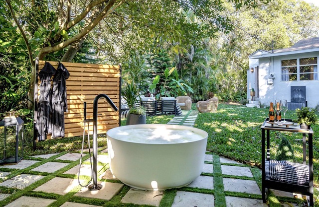 Newly renovated w/outdoor heated bathtub