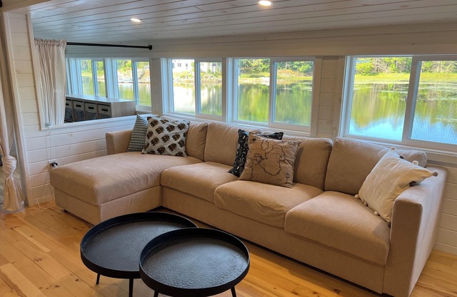 Newly Renovated Waterfront Cottage on Lake Inlet on Honey Harbour!