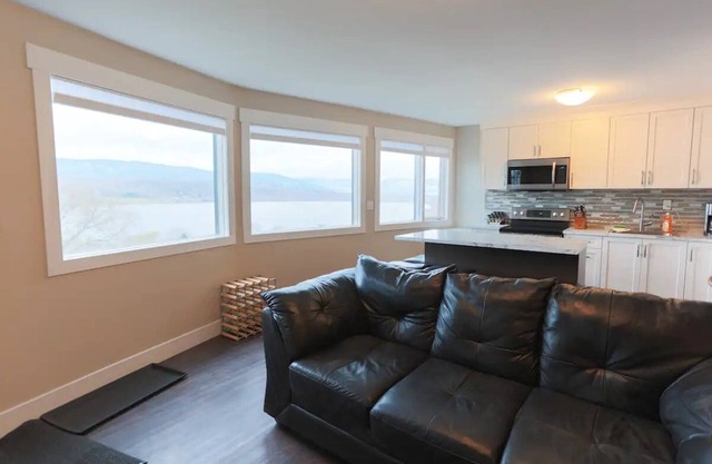 Newly renovated with Lakeviews, big yard, minutes to Silver Star/Golf/Wineries.
