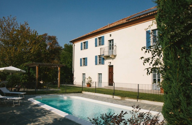 Neu restauriertes, traditionelles Luxus-Bauernhaus aus dem 19. Jahrhundert mit Pool. Für große Gruppen geeignet.
