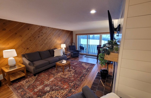 Newly Updated 2-bedroom condo in Bellaire - Shanty Creek. Perfect Get-Away!