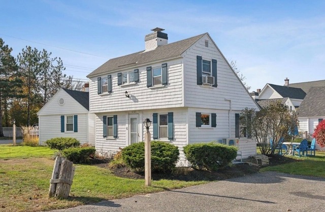 Newly updated - A coastal cottage steps from Pine Point Beach!