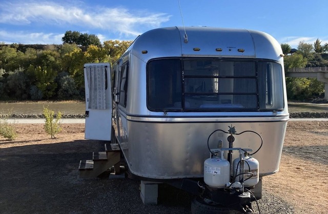Newly updated Avion with modern amenities on the bank of the Colorado River.