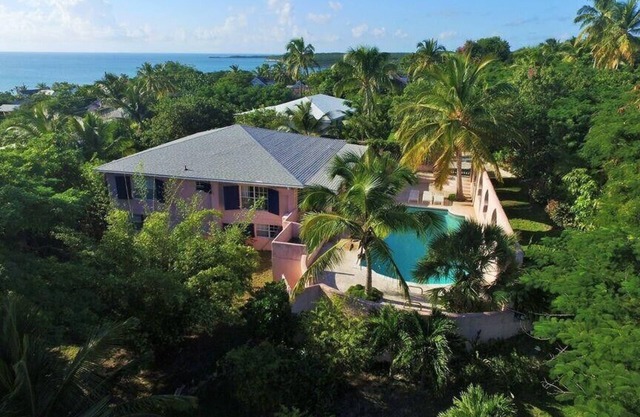 Exotische Inselvilla mit Hafenblick und privatem Pool