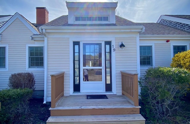 Newly updated cozy condo, conveniently located near stunning beaches