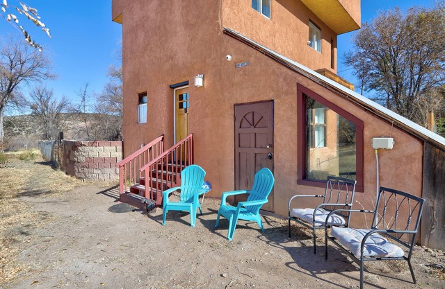 Newly Updated Dixon Wine House. 2 Bedroom 3 Story with room for 8.
