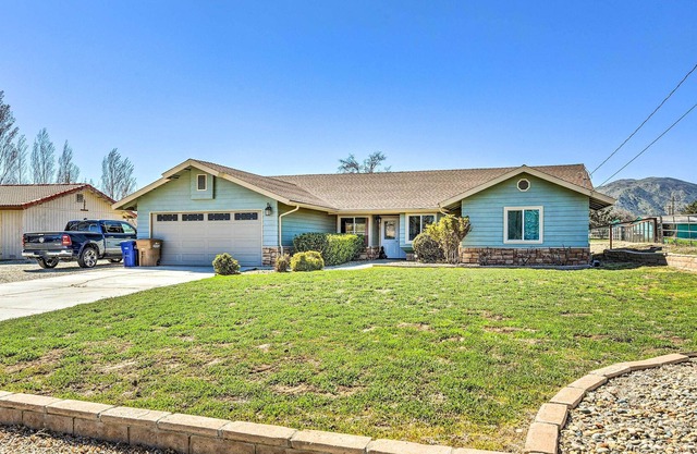 NEW! Newly Updated, Dog-Friendly Peakview House!