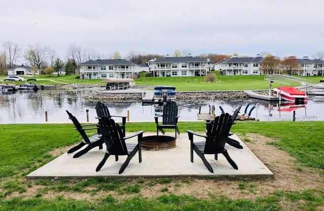 Newly Updated Gun Lake Waterfront Cottage. Bring Your Boat!
