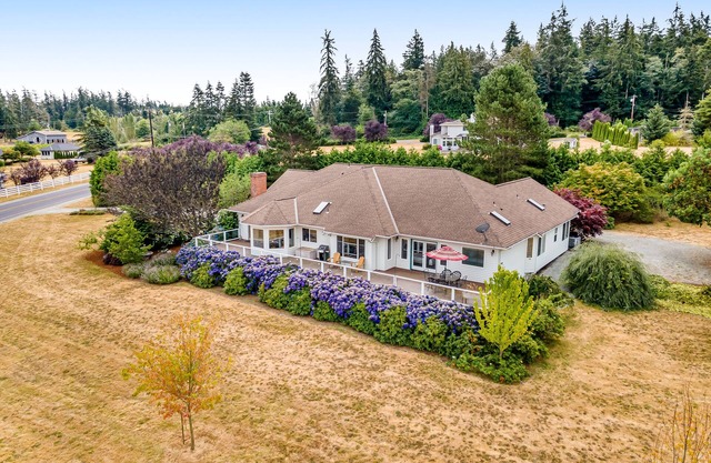 Newly updated home with sweeping cascade views, gas grill, WiFi & lush acreage